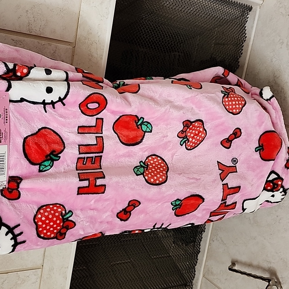 ๐ HELLO KITTY PLUSH CLOUD THROW ๐ - Picture 6 of 8